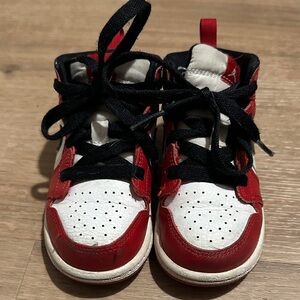 Nike Air Jordan 1 Mid Chicago